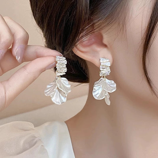 🌸 White Floral Drop Earrings – Elegant Flower Statement Jewelry for Women ✨
