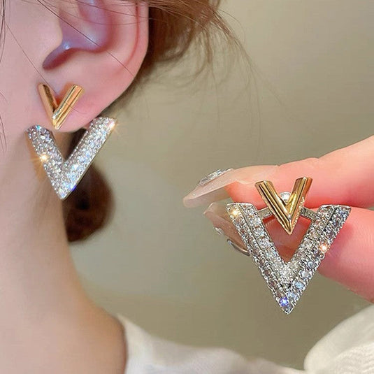 Sparkling V-Shaped Dual-Tone Crystal Stud Earrings✨