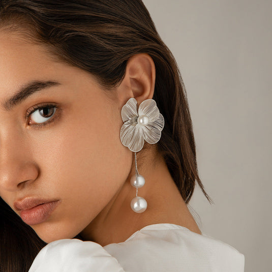 π₯ Silver Floral Pearl Drop Earrings β Luxe Statement Jewelry for Modern Elegance β¨