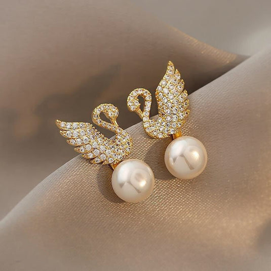 🦢 Swan Pearl Stud Earrings – Elegant Crystal Luxury ✨