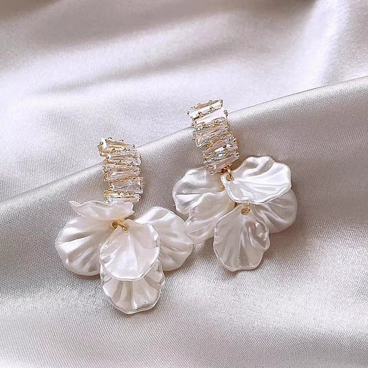 🌸 White Floral Drop Earrings – Elegant Flower Statement Jewelry for Women ✨