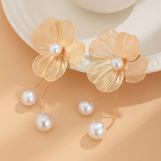 🌸 Luxe Floral Pearl Drop Earrings – Glam Statement Elegance ✨
