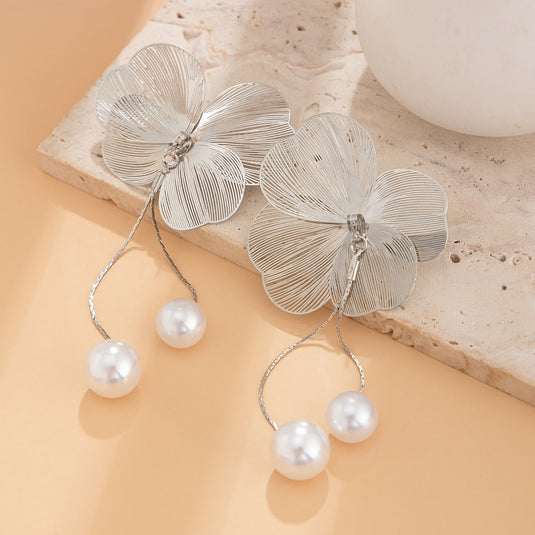 π₯ Silver Floral Pearl Drop Earrings β Luxe Statement Jewelry for Modern Elegance β¨