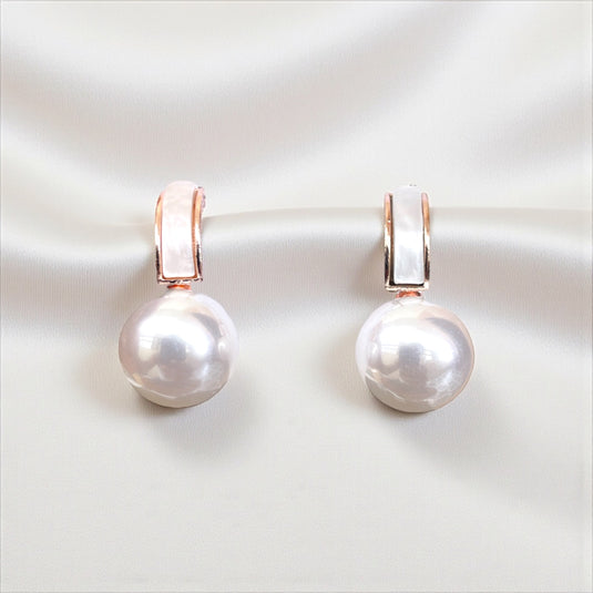 Classic pearls, modern charm 🤍🖤