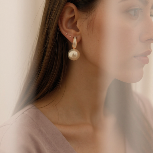Classic pearls, modern charm 🤍🖤