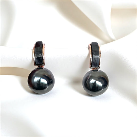 Classic pearls, modern charm 🤍🖤