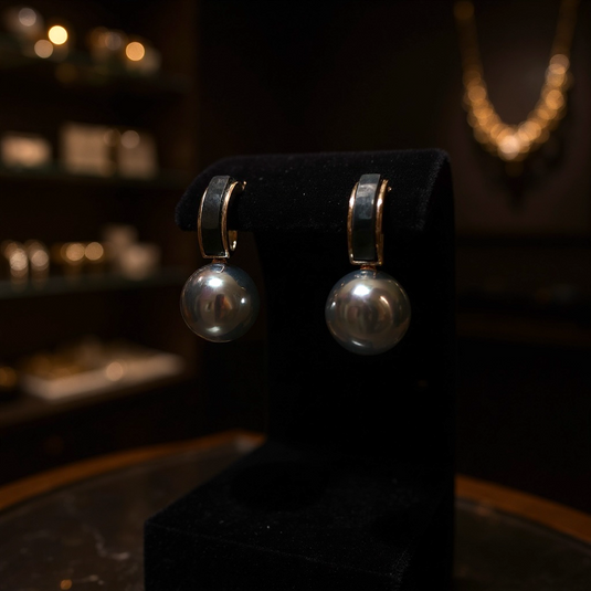 Classic pearls, modern charm 🤍🖤