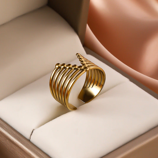 "V" Ring Golden – Adjustable Modern Statement Jewelry for Women ✨💛