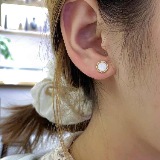 Scope Jewelry – Iridescent Round Stud Earrings with Metallic Border (Silver)